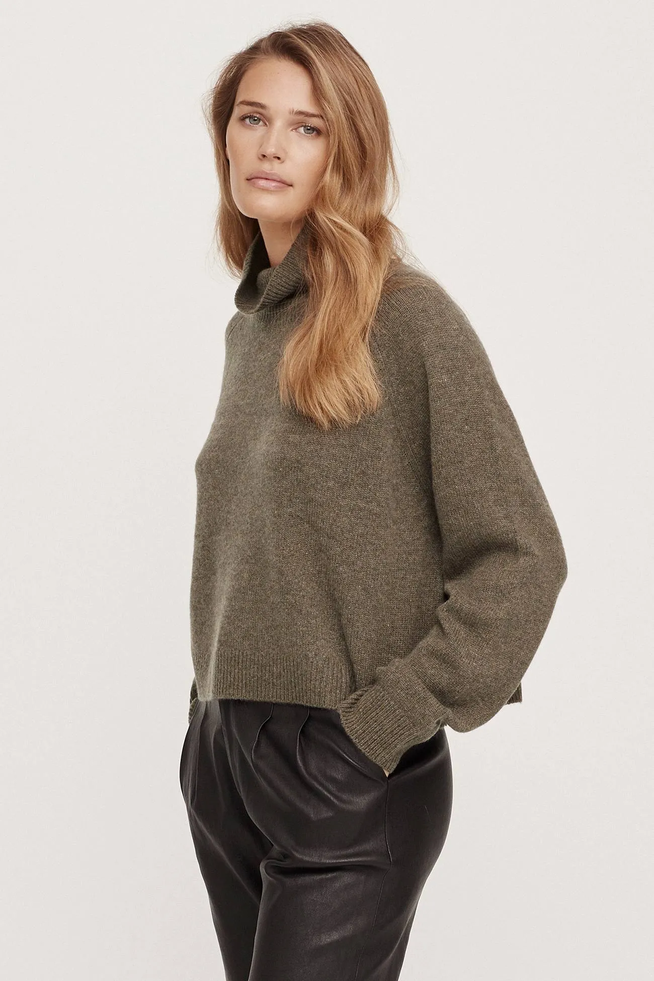 NOELLE TURTLENECK CASHMERE SWEATER