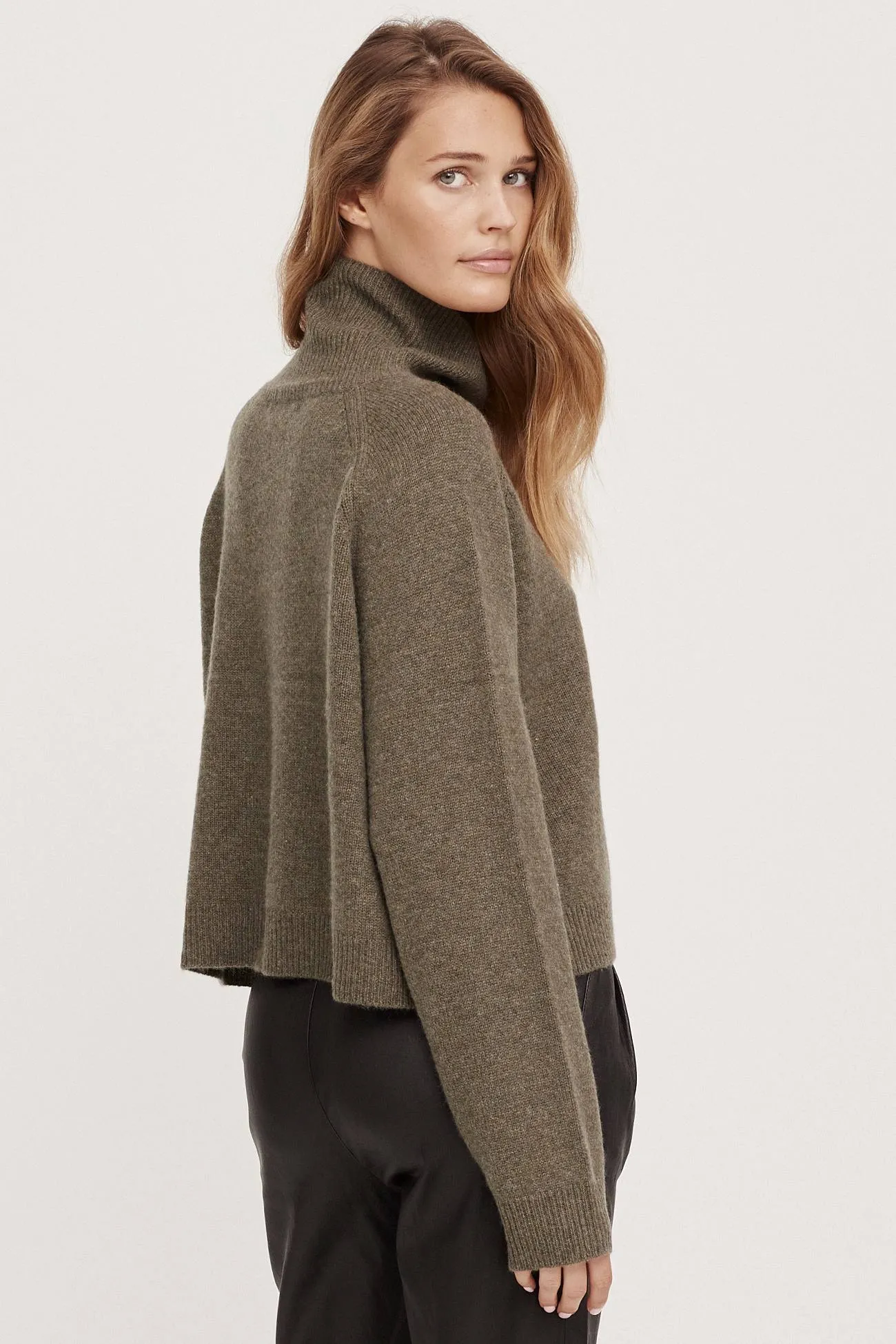 NOELLE TURTLENECK CASHMERE SWEATER